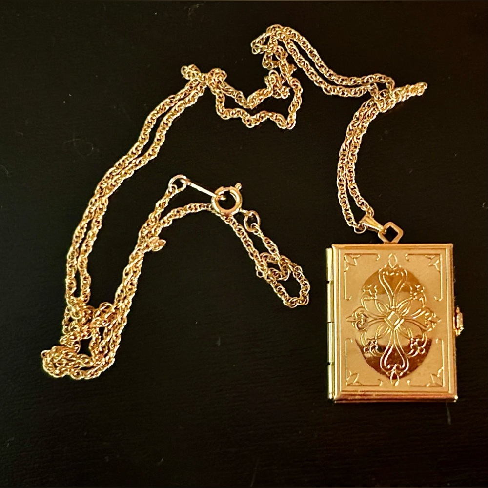 Vintage Avon Locket Pendant That Holds Up To 4 Photos With Trifold Opening